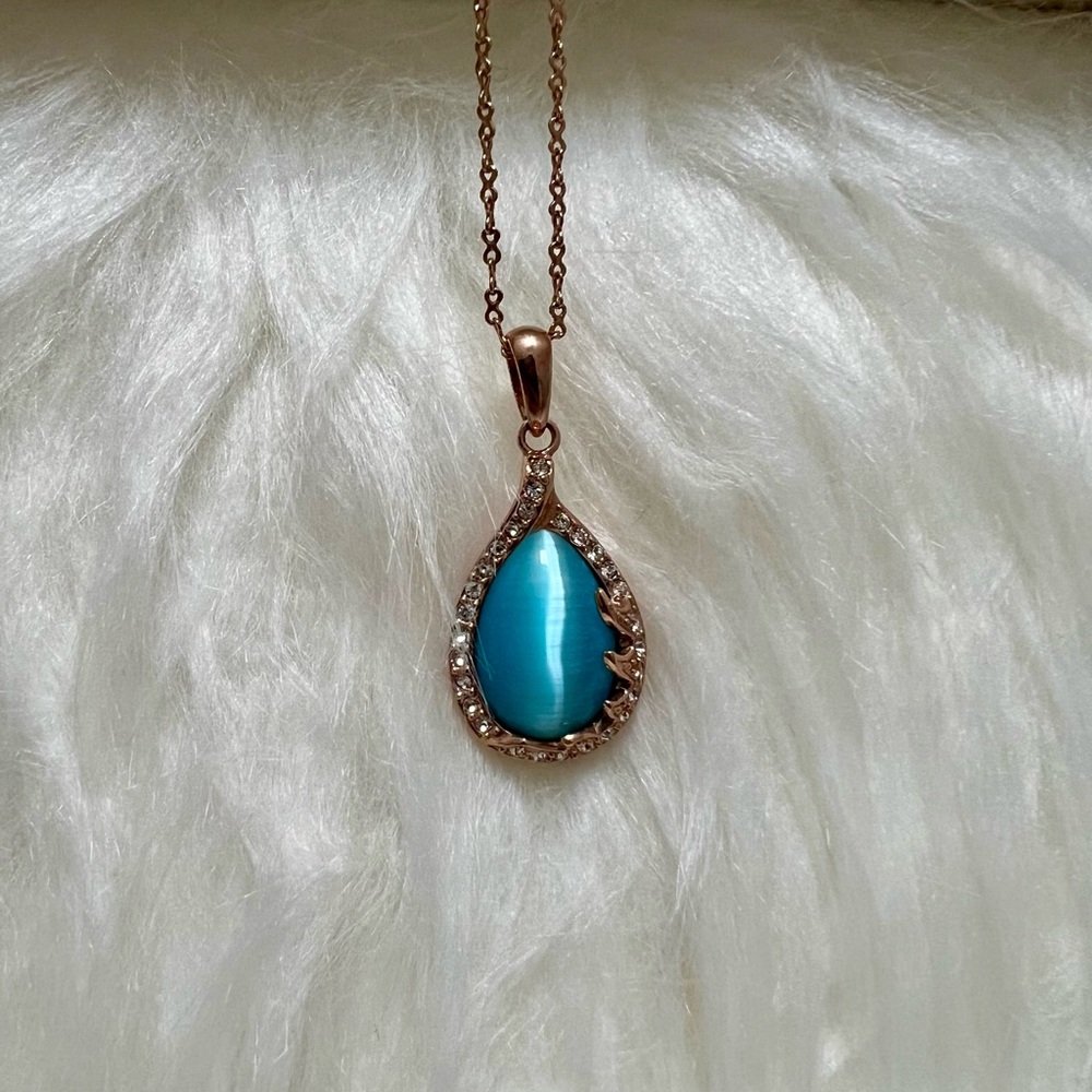 Rosegold color metal necklace with blue stone
